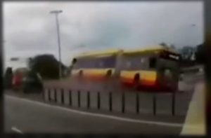 Jest nagranie z momentu wypadku autobusu w Warszawie! [WIDEO]