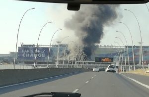 Ogień na lotnisku i ewakuacja. Uniosły się kłęby dymu… [WIDEO]