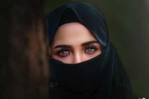 „Gdzie Twój właściciel?!” Irański agent opluwa dziewczynę za brak hidżabu! [WIDEO]