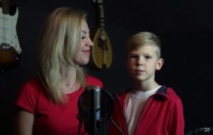 Zachwycające wykonanie pięknej patriotycznej pieśni przez matkę i syna. Posłuchajcie sami! [WIDEO]