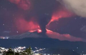 Słynny wulkan w Europie przebudził się. Pył pokrył popularne wśród turystów miasto [WIDEO]