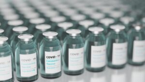 Kolejne kraje wstrzymują szczepienia preparatem firmy AstraZeneca