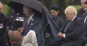 Prawdziwy HIT internetu! Premier Wielkiej Brytanii miał problem z otwarciem parasola [VIDEO]