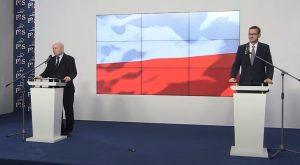 Kaczyński chwali Morawieckiego i ucina spekulacje na temat zmiany premiera. Ujawnia też czy… śpiewał z Kukizem