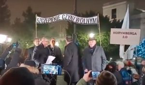 Posłowie Konfederacji obojętni wobec haniebnego transparentu. Ostry komentarz Muzeum Auschwitz!