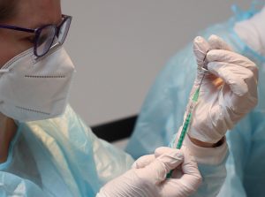 Dane Narodowego Instytutu Zdrowia Publicznego: szczepienie aż 60-krotnie zmniejsza ryzyko zgonu na COVID-19