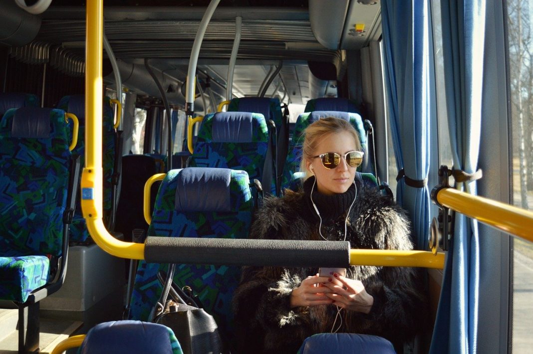 Kobieta siedząca w autobusie