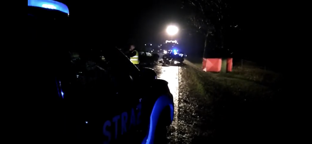 Wypadek samochodowy w nocy, policja na sygnale