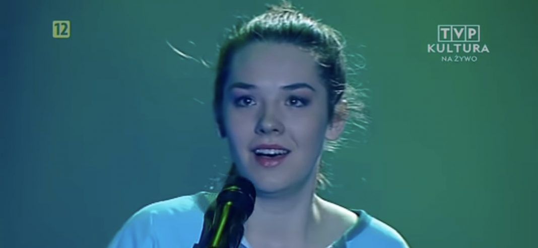 Karolina Czarnecka śpiewająca „Hera, koka, hasz, LSD”